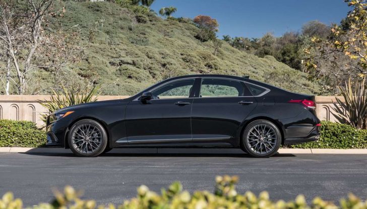 Il Turkmenistan vieta le auto nere e le sequestra - Foto 2 di 9