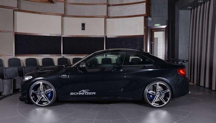 Il Turkmenistan vieta le auto nere e le sequestra - Foto 5 di 9