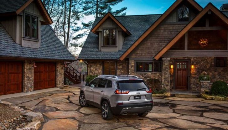 Batteria iPhone difettosa fa bruciare una Jeep - Foto 15 di 16