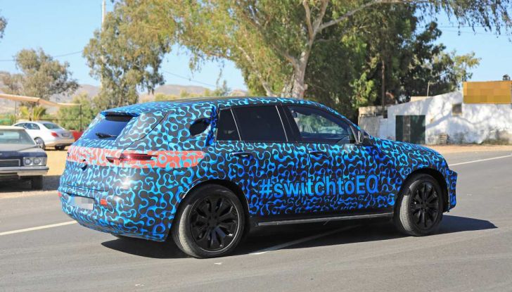 Mercedes EQ C, il nuovo SUV elettrico debutta su strada - Foto 3 di 18