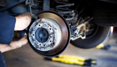 Perché i freni dell’auto fischiano?