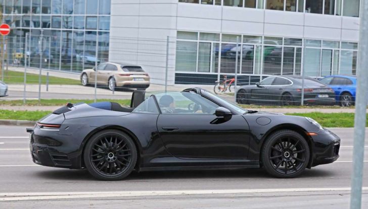 Porsche 911 Cabrio MY2019, prime foto dei test su strada - Foto 3 di 9