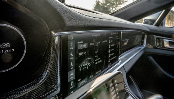 Prova su strada Porsche Panamera 4 E-Hybrid: spettacolo d’elite con la seconda serie - Foto 23 di 34
