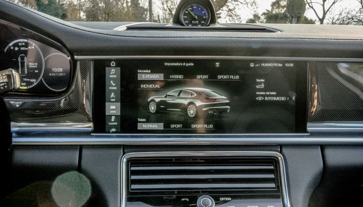 Prova su strada Porsche Panamera 4 E-Hybrid: spettacolo d’elite con la seconda serie - Foto 24 di 34