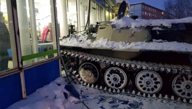 Ubriaco ruba un carro armato, distrugge una vetrina e porta via del vino [Video] - Foto 1 di 3