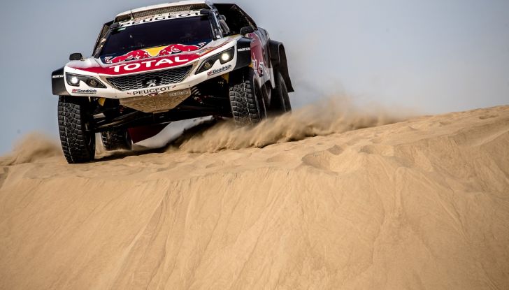 Dakar 2018 – Le Peugeot 3008DKR Maxi arrivano in gruppo alla fine della terza tappa - Foto 2 di 4