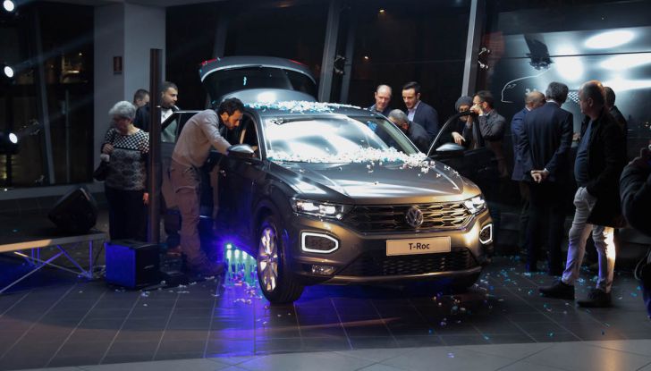 Volkswagen T-Roc 2018 presentato nelle concessionarie - Foto 11 di 15