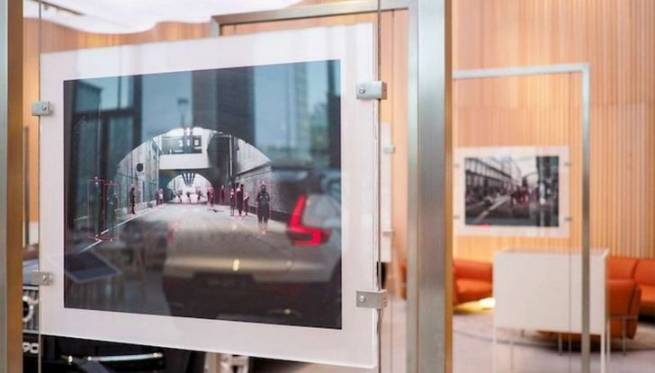 Volvo XC60: le foto della telecamera di sicurezza in mostra a Milano - Foto 2 di 11