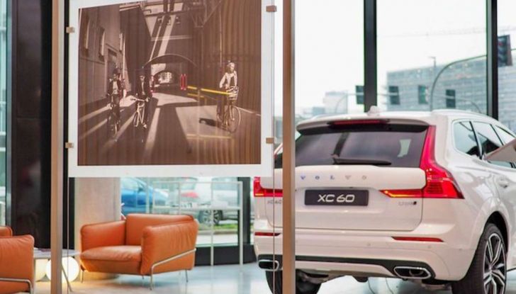 Volvo XC60: le foto della telecamera di sicurezza in mostra a Milano - Foto 1 di 11