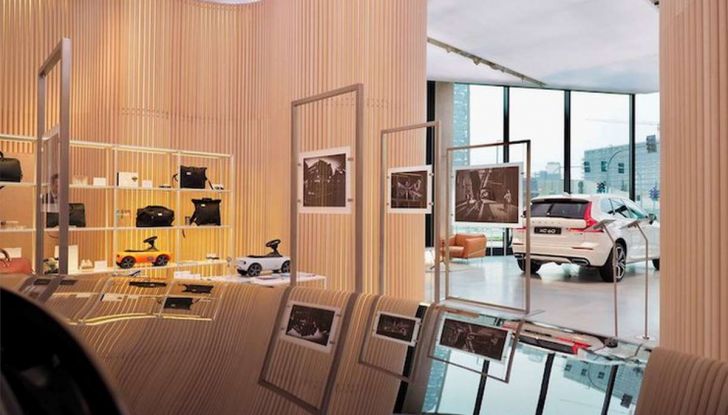 Volvo XC60: le foto della telecamera di sicurezza in mostra a Milano - Foto 5 di 11