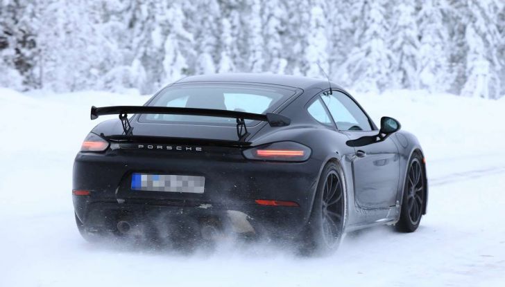Porsche 718 Cayman GT4 prime immagini dei test su strada - Foto 20 di 28