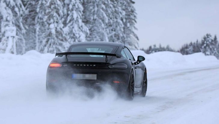 Porsche 718 Cayman GT4 prime immagini dei test su strada - Foto 21 di 28