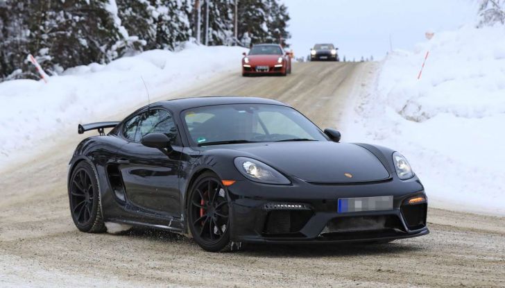 Porsche 718 Cayman GT4 prime immagini dei test su strada - Foto 5 di 28