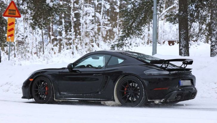 Porsche 718 Cayman GT4 prime immagini dei test su strada - Foto 12 di 28