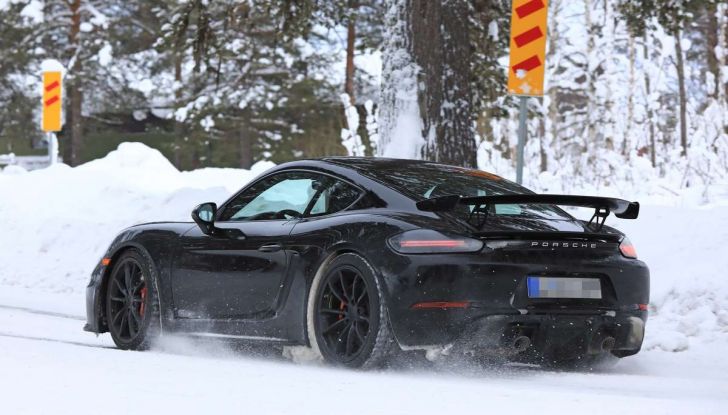 Porsche 718 Cayman GT4 prime immagini dei test su strada - Foto 26 di 28