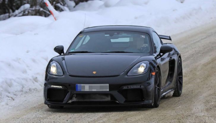 Porsche 718 Cayman GT4 prime immagini dei test su strada - Foto 27 di 28