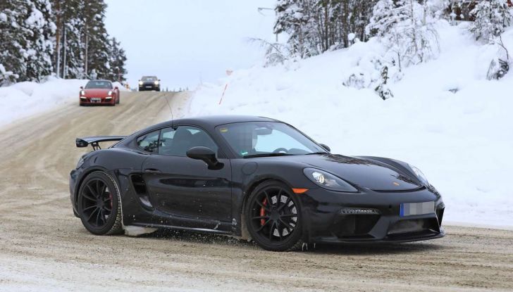 Porsche 718 Cayman GT4 prime immagini dei test su strada - Foto 7 di 28