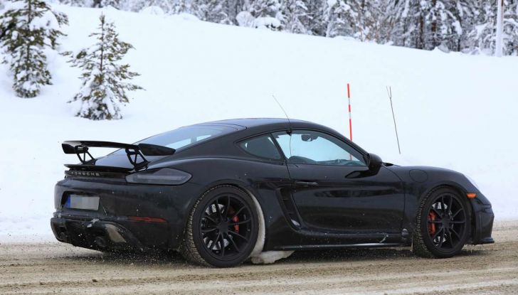 Porsche 718 Cayman GT4 prime immagini dei test su strada - Foto 11 di 28