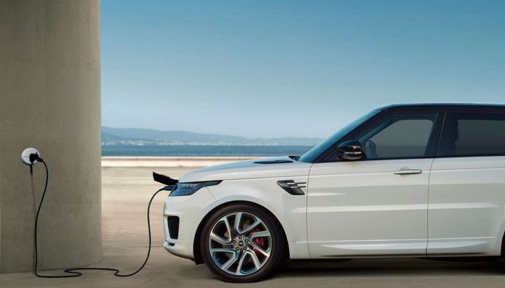 Range Rover Sport PHEV, il SUV ibrido plug-in scala la Porta del Cielo - Foto 7 di 9