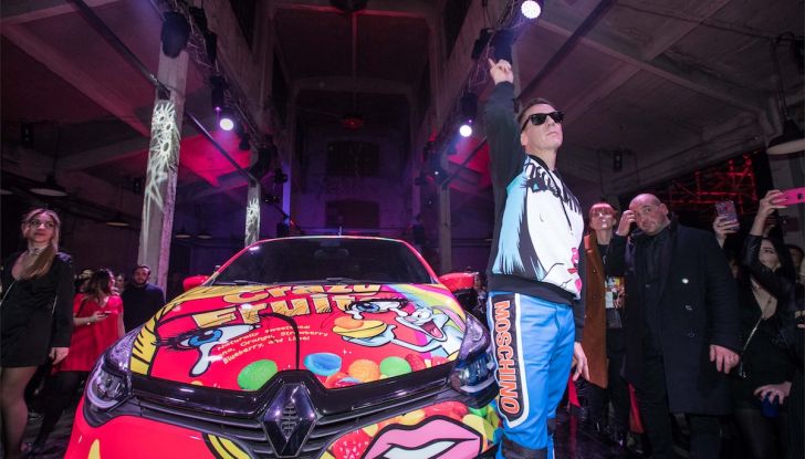 Renault Clio veste Moschino per l’aperitivo milanese - Foto 2 di 5