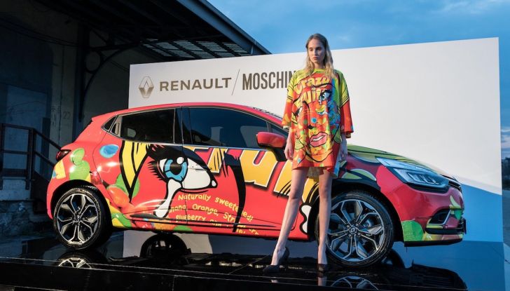 Renault Clio veste Moschino per l’aperitivo milanese - Foto 3 di 5