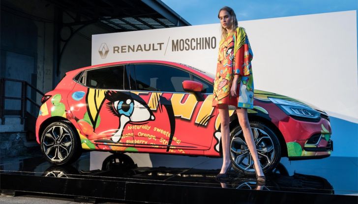 Renault Clio veste Moschino per l’aperitivo milanese - Foto 4 di 5