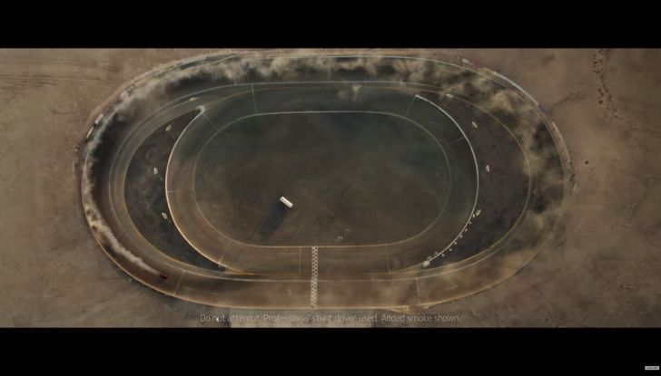 Kia Stinger 2018: Steven Tyler ed Emerson Fittipaldi nello spot del Super Bowl - Foto 10 di 15