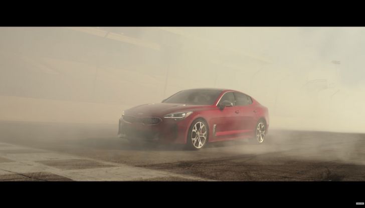 Kia Stinger 2018: Steven Tyler ed Emerson Fittipaldi nello spot del Super Bowl - Foto 12 di 15