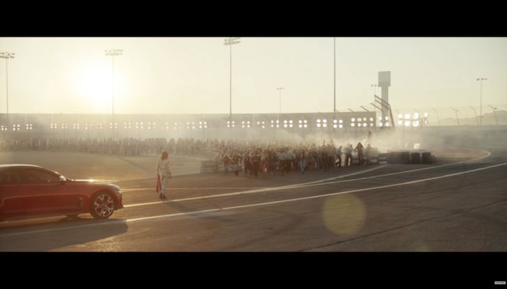 Kia Stinger 2018: Steven Tyler ed Emerson Fittipaldi nello spot del Super Bowl - Foto 14 di 15