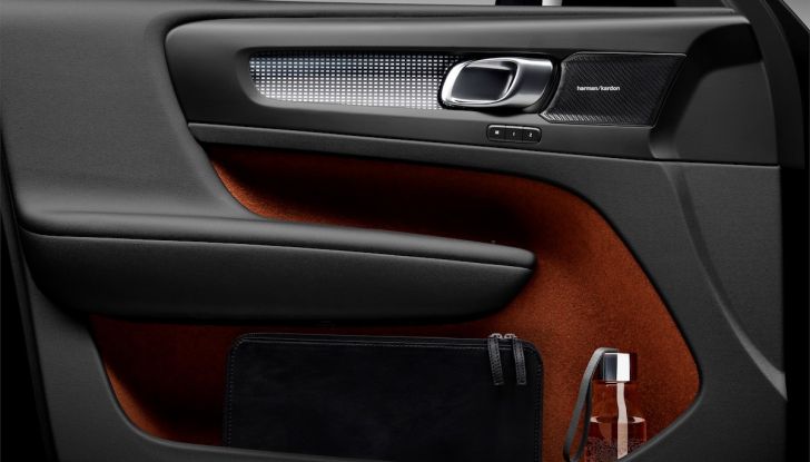 Volvo XC40 2018, prova su strada del SUV compatto svedese - Foto 24 di 51