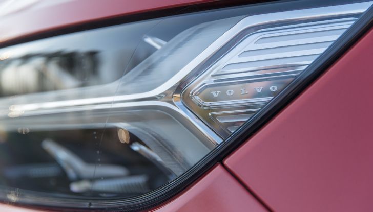 Volvo XC40 2018, prova su strada del SUV compatto svedese - Foto 2 di 51