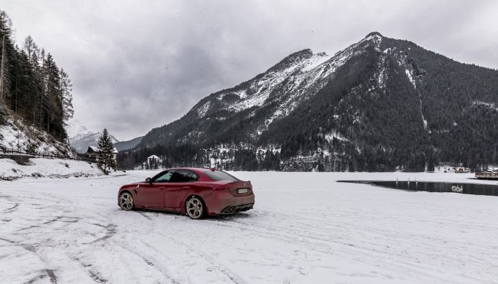 Prova su strada Alfa Romeo Giulia Quadrifoglio, la macchina perfetta! - Foto 19 di 48