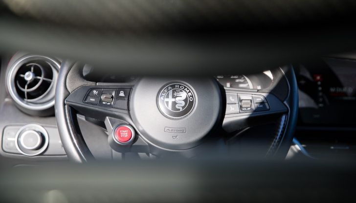 Prova su strada Alfa Romeo Giulia Quadrifoglio, la macchina perfetta! - Foto 8 di 48