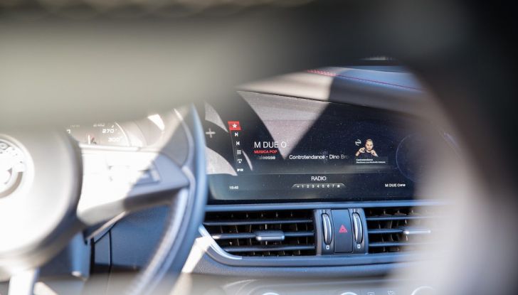 Prova su strada Alfa Romeo Giulia Quadrifoglio, la macchina perfetta! - Foto 10 di 48