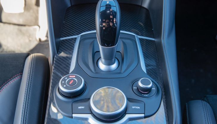 Prova su strada Alfa Romeo Giulia Quadrifoglio, la macchina perfetta! - Foto 11 di 48