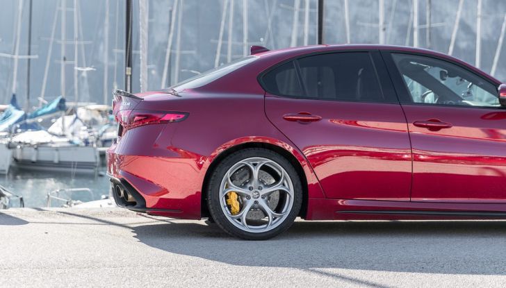 Prova su strada Alfa Romeo Giulia Quadrifoglio, la macchina perfetta! - Foto 45 di 48