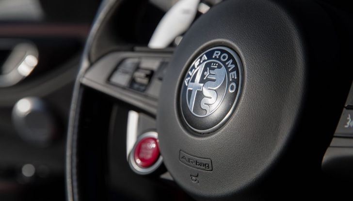 Prova su strada Alfa Romeo Giulia Quadrifoglio, la macchina perfetta! - Foto 12 di 48