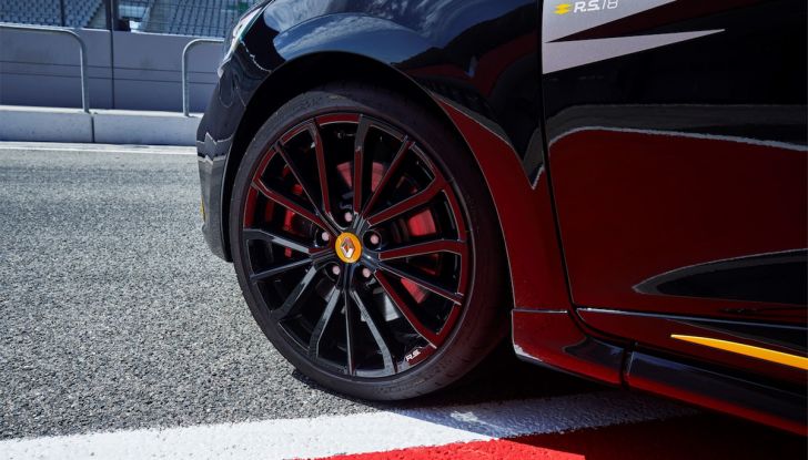 Renault Clio R.S. 18: la Hot Hatch da 220CV pronta a scendere in pista - Foto 11 di 20