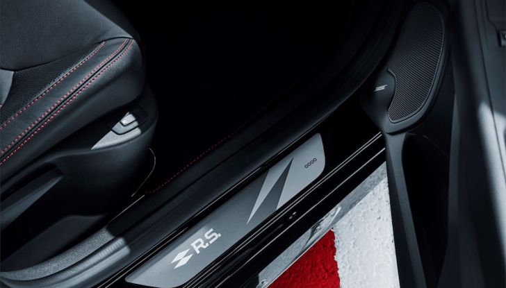 Renault Clio R.S. 18: la Hot Hatch da 220CV pronta a scendere in pista - Foto 12 di 20