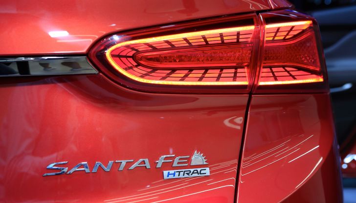 Hyundai Santa Fe 2018, dimensioni e motori del SUV coreano - Foto 2 di 14