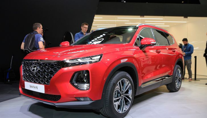 Hyundai Santa Fe 2018, dimensioni e motori del SUV coreano - Foto 1 di 14