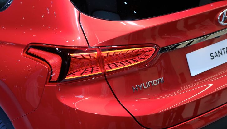 Hyundai Santa Fe 2018, dimensioni e motori del SUV coreano - Foto 14 di 14