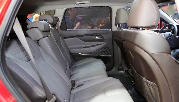 Hyundai Santa Fe 2018, dimensioni e motori del SUV coreano - Foto 4 di 14