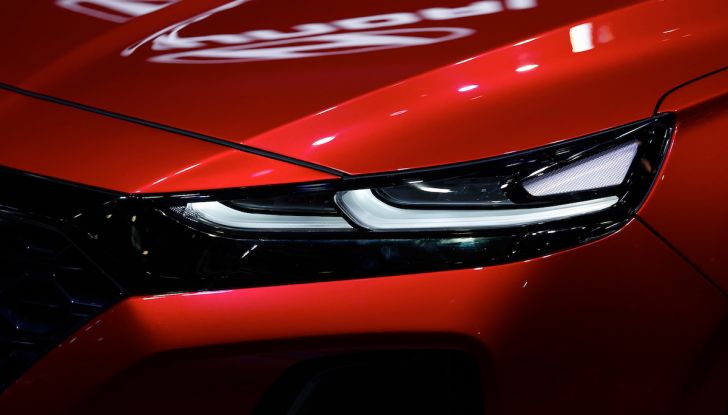 Hyundai Santa Fe 2018, dimensioni e motori del SUV coreano - Foto 5 di 14