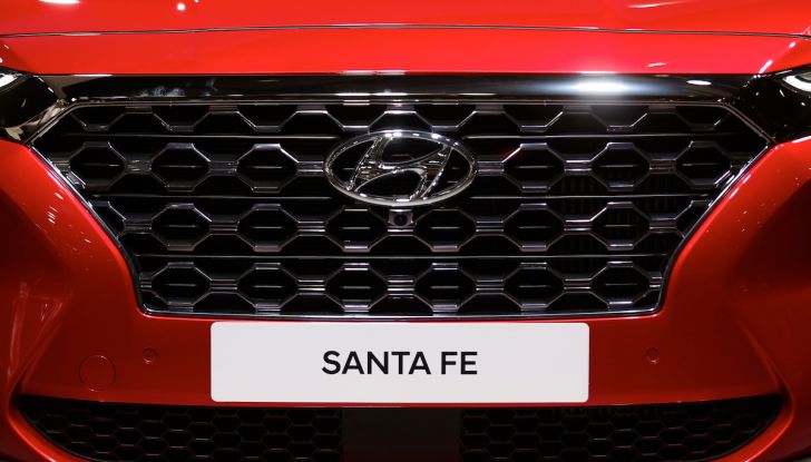 Hyundai Santa Fe 2018, dimensioni e motori del SUV coreano - Foto 6 di 14