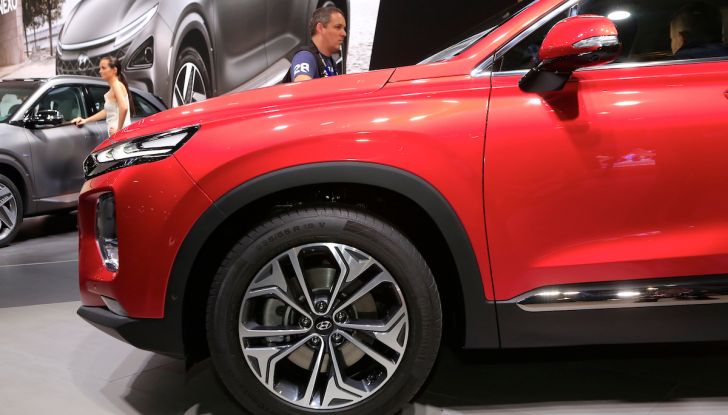 Hyundai Santa Fe 2018, dimensioni e motori del SUV coreano - Foto 9 di 14