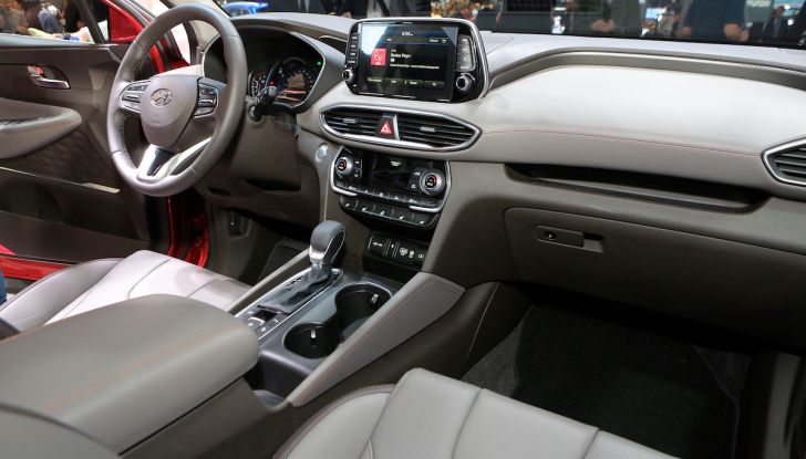 Hyundai Santa Fe 2018, dimensioni e motori del SUV coreano - Foto 10 di 14