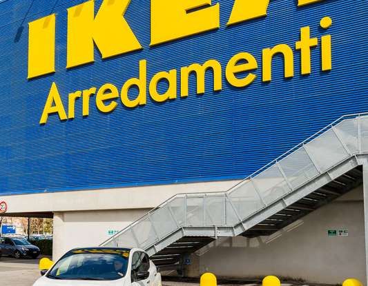 IKEA dal 2025 utilizzerà solo auto elettriche per i trasporti dei mobili - Foto 2 di 12