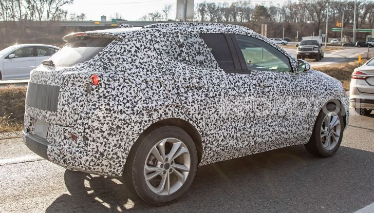 Opel Mokka X 2019, la nuova generazione impegnata nei test - Foto 9 di 21