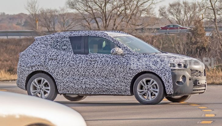 Opel Mokka X 2019, la nuova generazione impegnata nei test - Foto 2 di 21